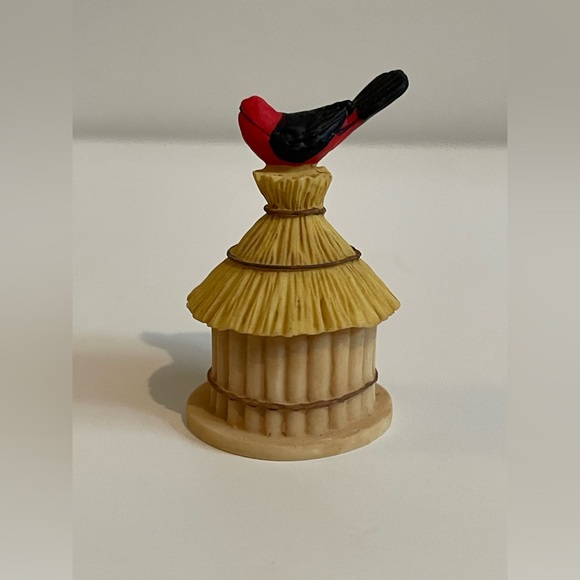 1995 LENOX GARDEN BIRDHOUSE MINIATURE THIMBLE SCARLET TANAGER THATCHED BIRDHOUSE - Picture 4 of 7